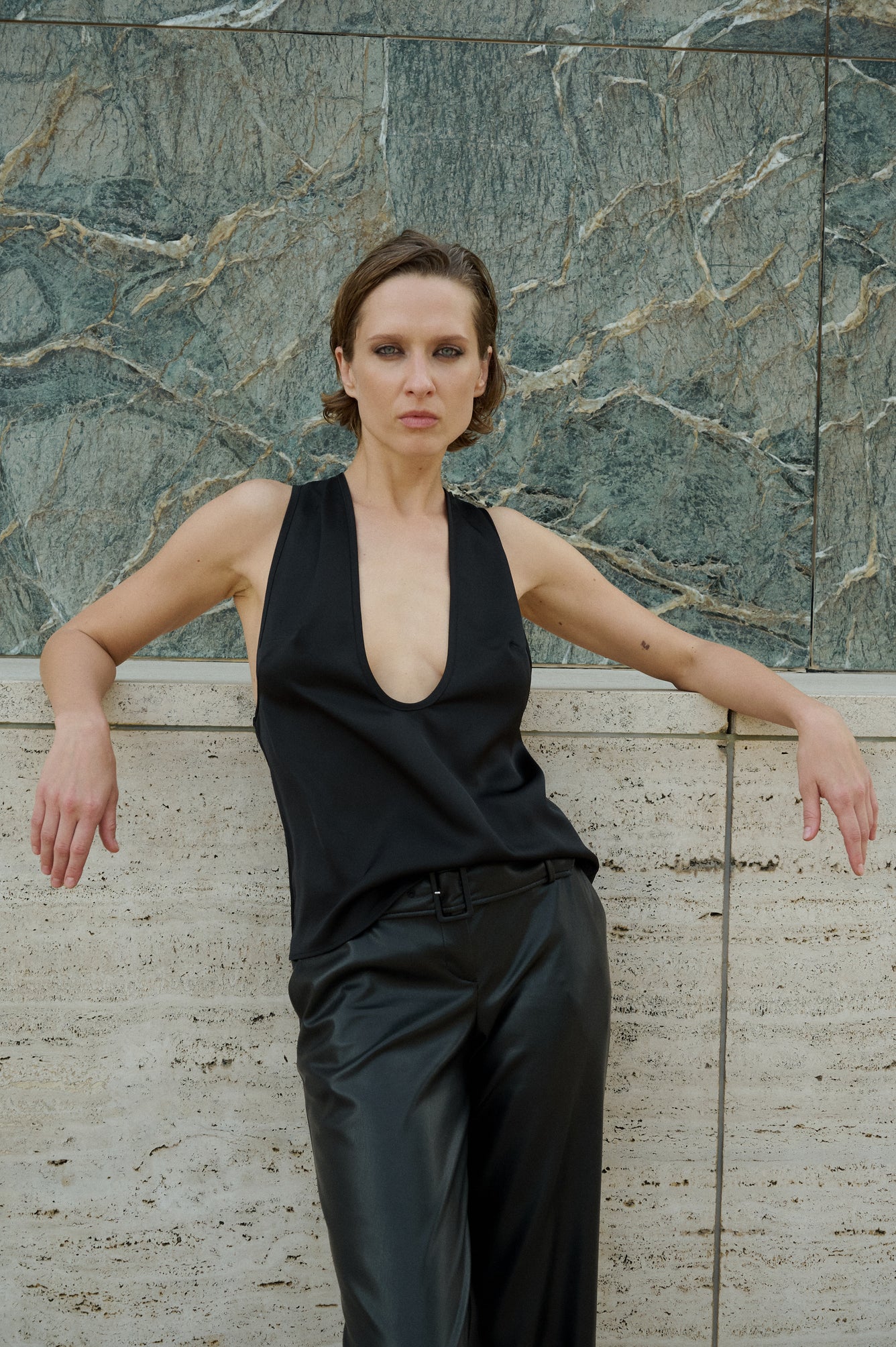 Juodos odinės kelnės su diržu