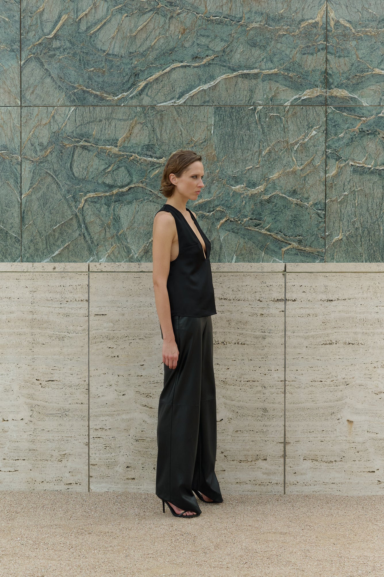 Juodos odinės kelnės su diržu