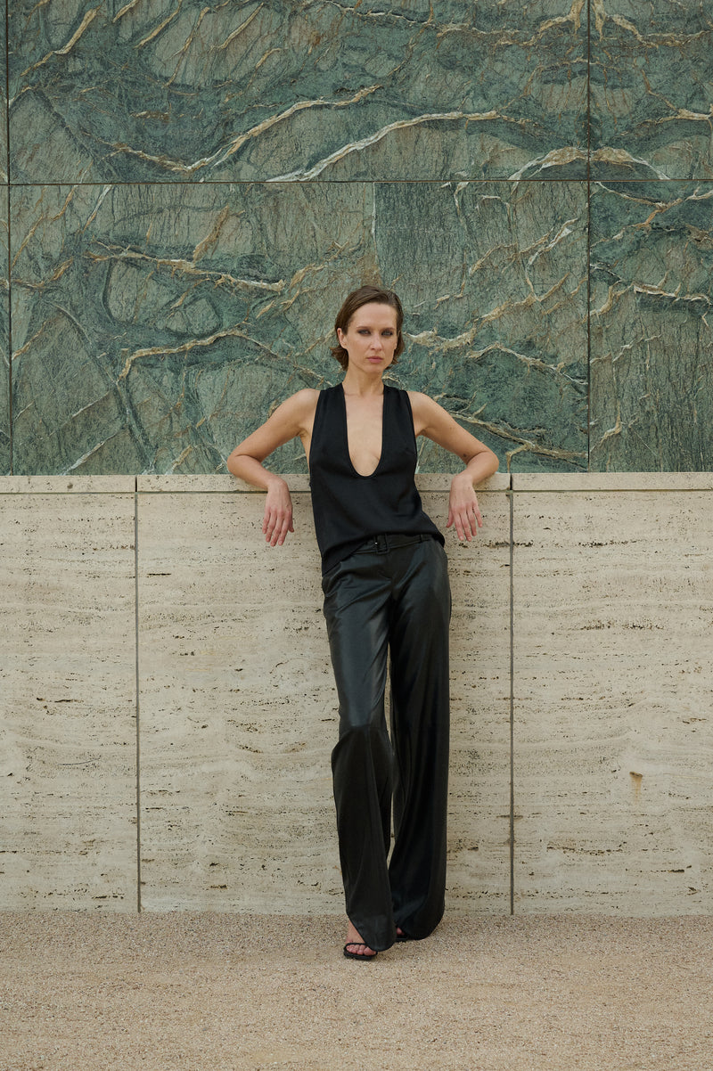 Juodos odinės kelnės su diržu