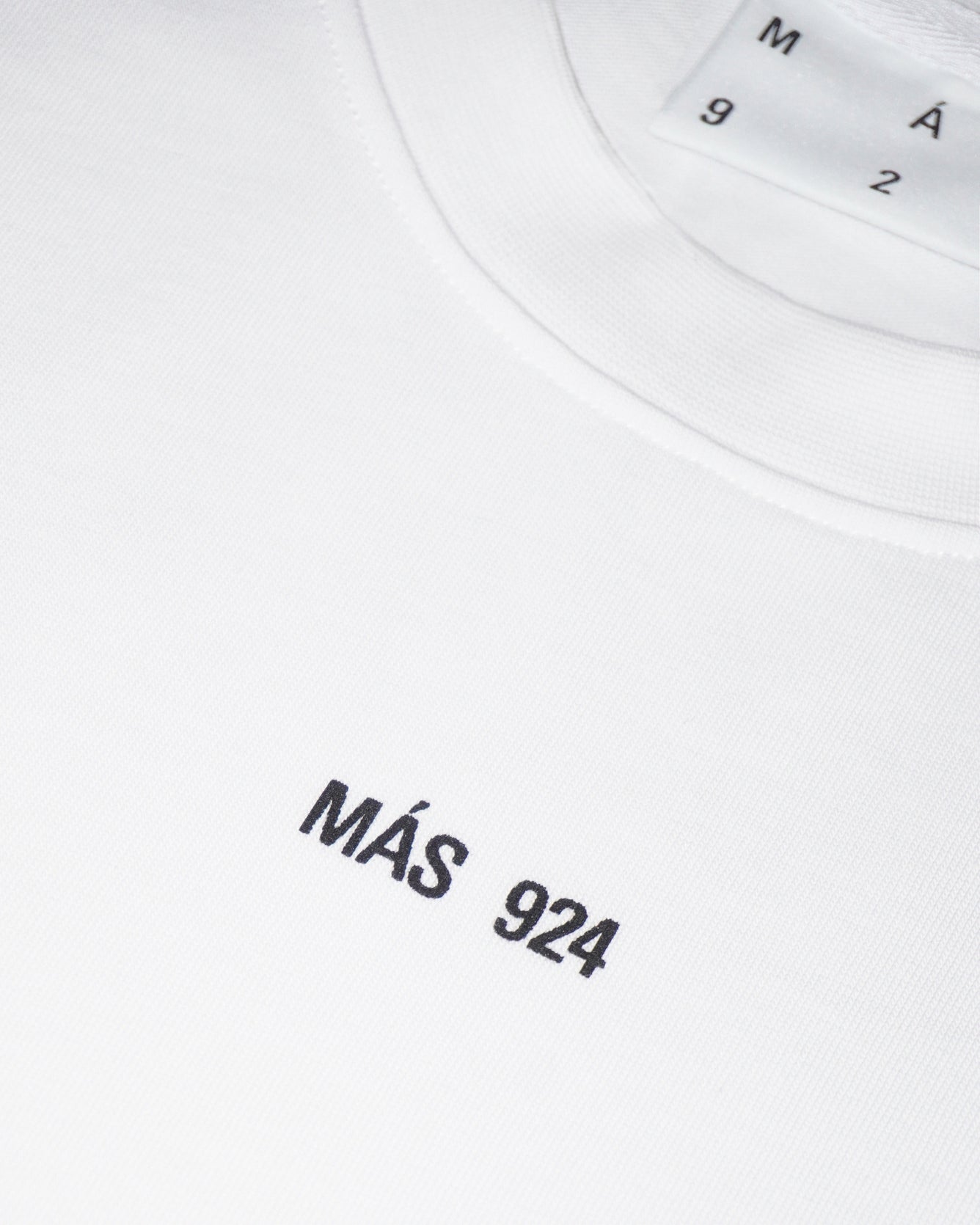 Balti marškinėliai su minimaliu logotipu