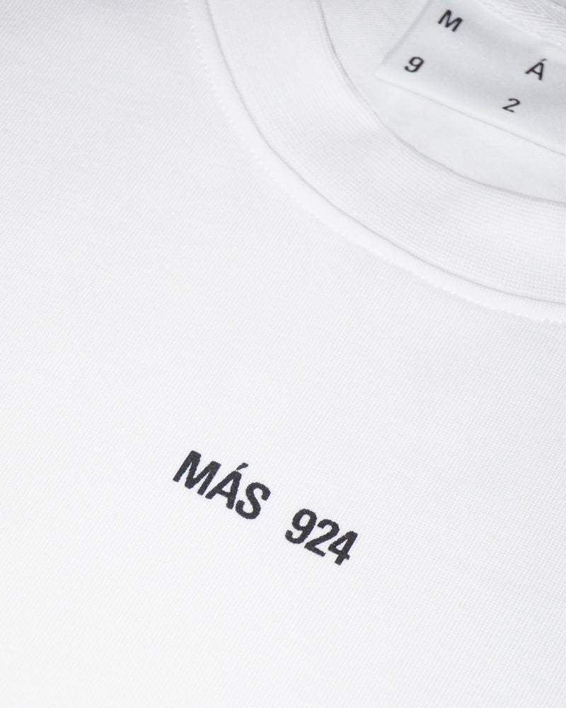 Balti marškinėliai su minimaliu logotipu