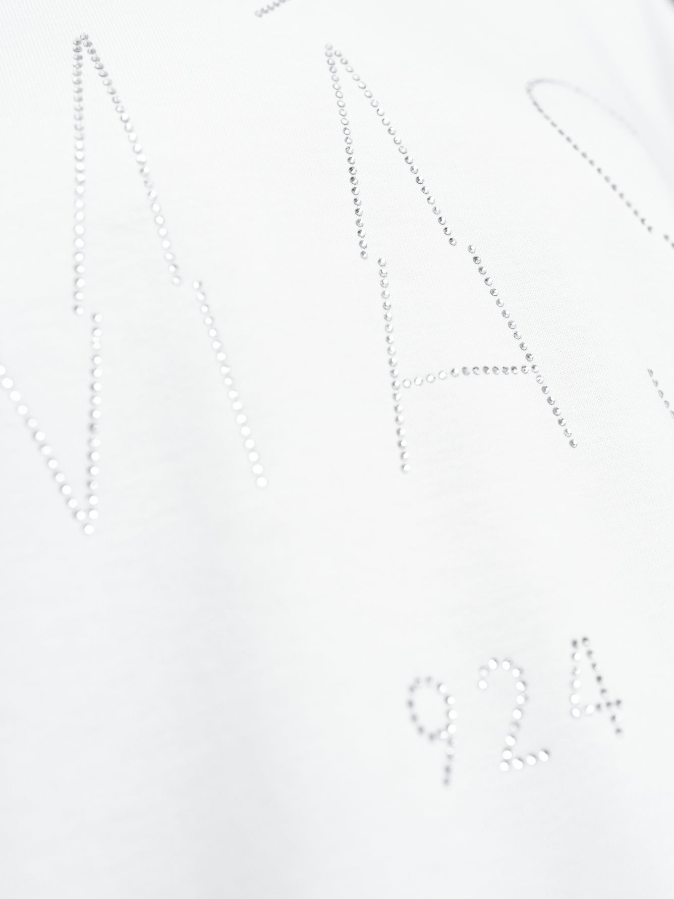 Balti marškinėliai su kristalais
