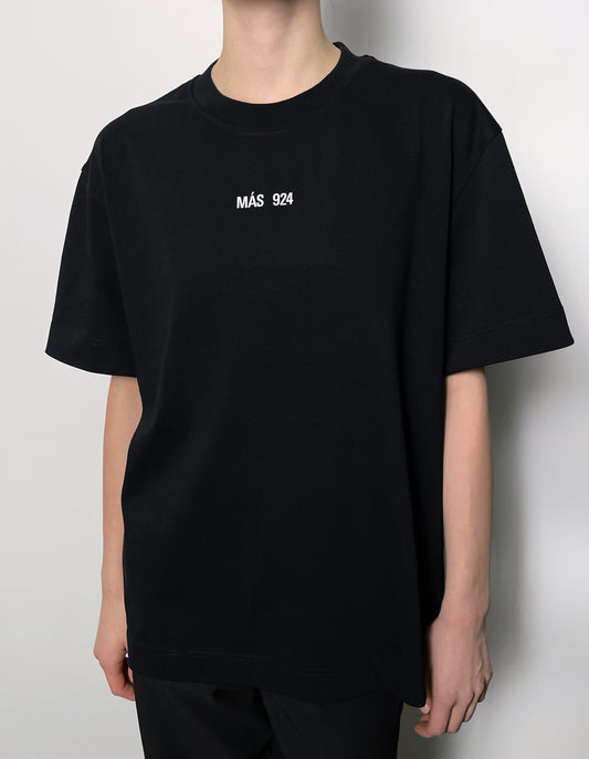 Juodi marškinėliai su minimaliu logotipu