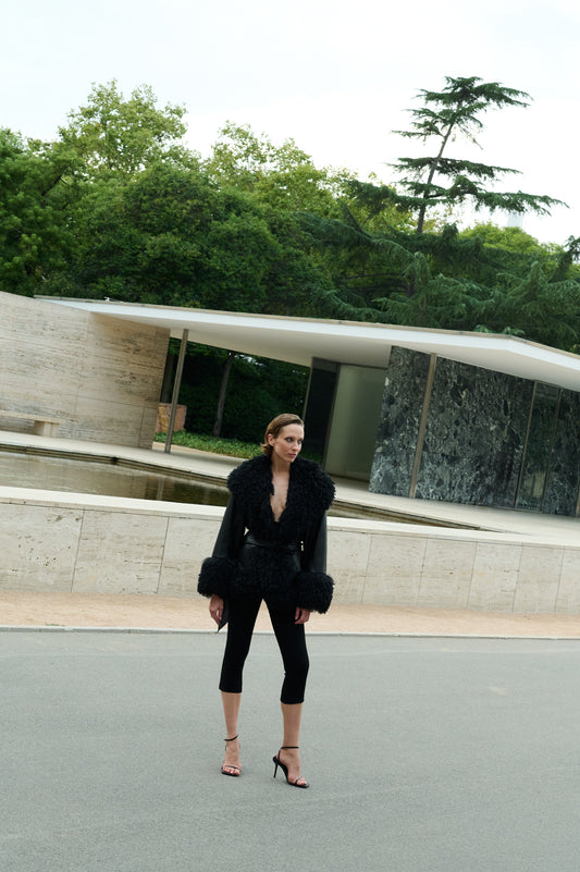 Juoda striukė su dirbtiniu kailiu