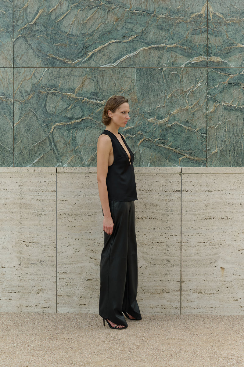 Juodos odinės kelnės su diržu