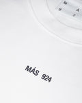 Balti marškinėliai su minimaliu logotipu