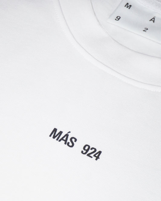 Balti marškinėliai su minimaliu logotipu